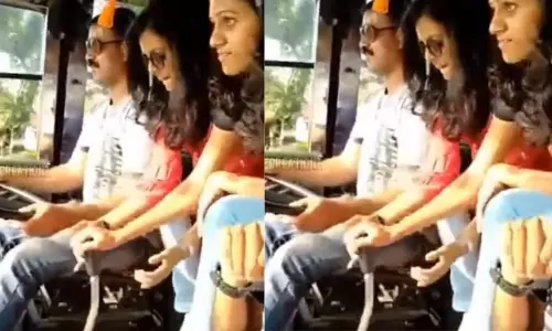 అమ్మాయిలకు గేర్ రాడ్ ఇచ్చి.. బస్సు నడుపుతూ టిక్‌టాక్ చేసిన డ్రైవర్