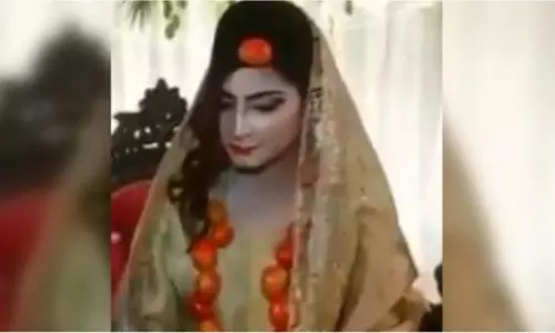 టమాటా బంగారం అయిపోయిందట.. ఈ పెళ్లికూతురు ఏంచేసిందో చూడండి! టమాటా బంగారం అయిపోయిందట.. ఈ పెళ్లికూతురు ఏంచేసిందో చూడండి!