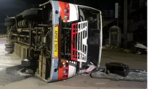 లారీ ఢీ.. ఆర్టీసీ బస్సు బోల్తా.. 15మందికి గాయాలు