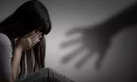 మహిళపై పలుమార్లు అత్యచారానికి పాల్పడటమే కాకుండా భారీగా డబ్బు గుంజాడు.. చివరకు..