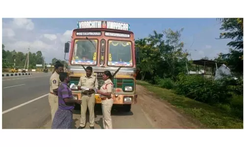 ఇసుక రవాణా వాహనాలకు అనుమతి తప్పనిసరి: ఎస్సై రమ్య