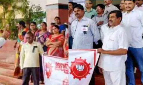 సమస్యలపై ఉద్యోగుల నిరసన - నల్ల బ్యాడ్జీలతో విధులకు హాజరు