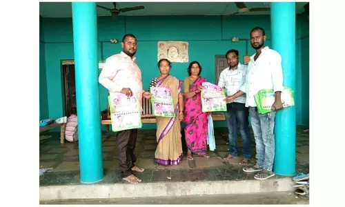 ఇంటింటికి జూట్ బ్యాగుల పంపిణీ