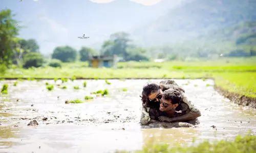 బురదలో దొర్లుతూ.. ప్రీ వెడ్డింగ్ షూట్