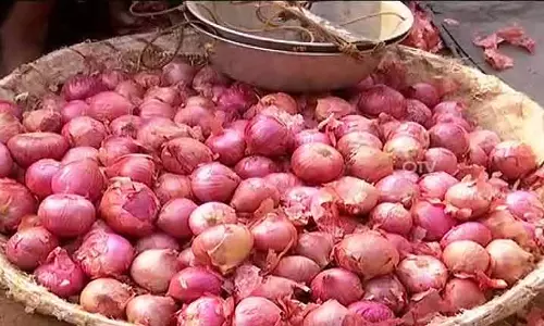 ఏపీ రైతు బజార్లలో కిలో ఉల్లి రూ.25 మాత్రమే.. కానీ..