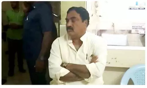 మంత్రి ఎర్రబెల్లి  కాన్వాయ్‌‌కు ప్రమాదం..ఇద్దరు దుర్మరణం