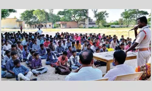 చట్టాలపై విద్యార్థులకు అవగాహన