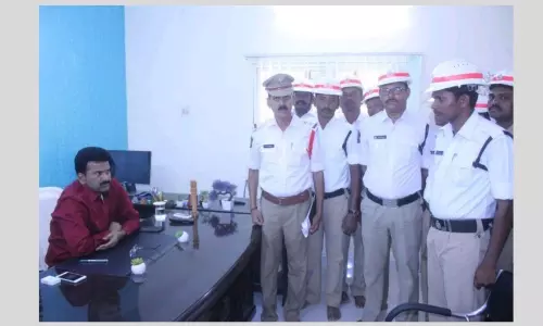 ట్రాఫిక్‌ సమస్యను పరిష్కరించాలి