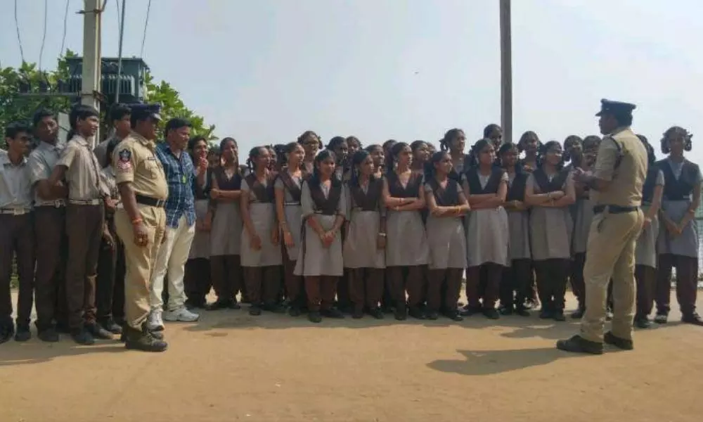 ప్లాస్టిక్ ను పారద్రోలండి