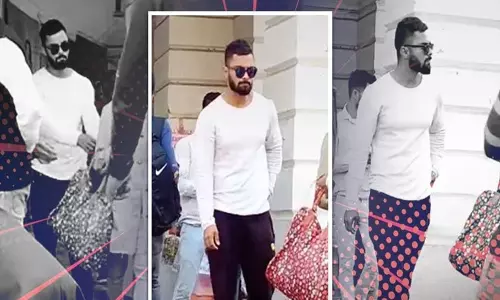 కోహ్లీ రోడ్డుపై నడుచుకుంటూ వెళ్లినా పట్టించుకొని పబ్లిక్ ! కోహ్లీ రోడ్డుపై నడుచుకుంటూ వెళ్లినా పట్టించుకొని పబ్లిక్ !