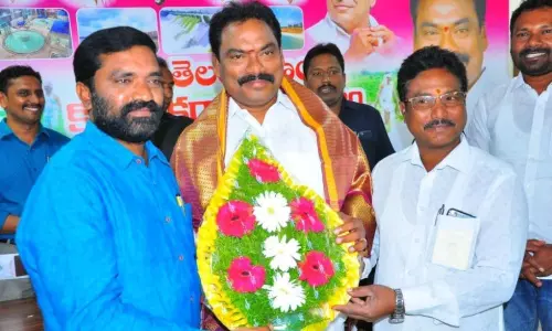 ఎమ్మెల్యేను సన్మానించిన ట్రస్మా నాయకులు