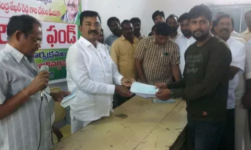 ముఖ్యమంత్రి సహాయ నిధి చెక్కుల పంపిణీ