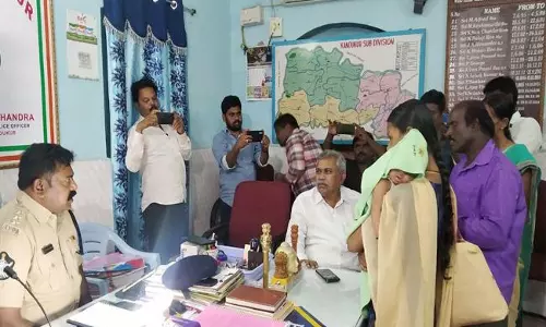 ప్రేమ పేరుతో మోసం, మోజు తీరాక మరో వివాహం.. పోలీస్ స్టేషన్ వద్దకు వైసీపీ ఎమ్మెల్యే