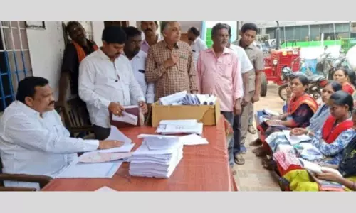 ఎమ్మెల్యే చిట్టిబాబు అకస్మిక తనిఖీలో అడ్డంగా దొరికిపోయిన వాలంటీర్లు