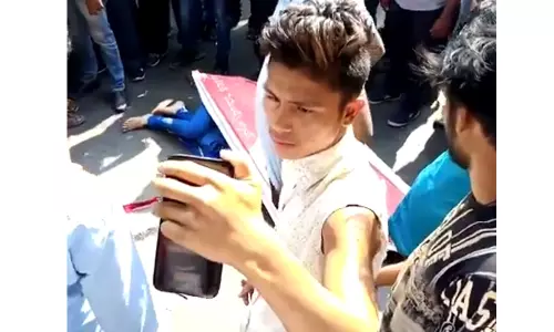 అబ్బా..ఛా! ప్రమాదంలో యువతి  చనిపోతే.. ఈ యువకుడు చేస్తున్న పని చూడండి!