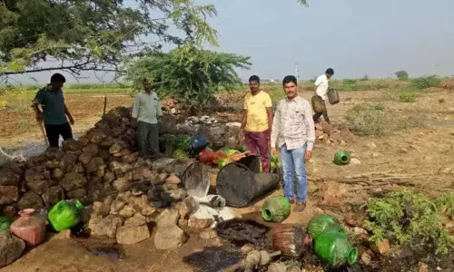 అక్రమ మద్యం యూనిట్లను ధ్వంసం చేసిన పోలీసులు అక్రమ మద్యం యూనిట్లను ధ్వంసం చేసిన పోలీసులు