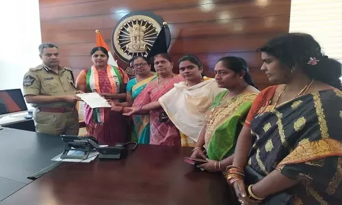 ఏపీ స్పీకర్ తమ్మినేని సీతారాంపై పోలీస్ కమిషనర్ కు ఫిర్యాదు చేసిన సుంకర పద్మశ్రీ ఏపీ స్పీకర్ తమ్మినేని సీతారాంపై పోలీస్ కమిషనర్ కు ఫిర్యాదు చేసిన సుంకర పద్మశ్రీ