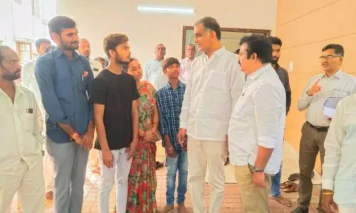 జర్నలిస్ట్ కుటుంబానికి అండగా నిలబడిన మంత్రి