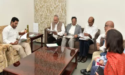 సీఎం జగన్ను కలిసిన జీఎన్ రావు కమిటీ సీఎం జగన్ను కలిసిన జీఎన్ రావు కమిటీ