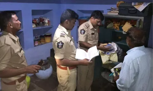 గ్రామాల్లో పోలీస్ ల తనిఖీలు