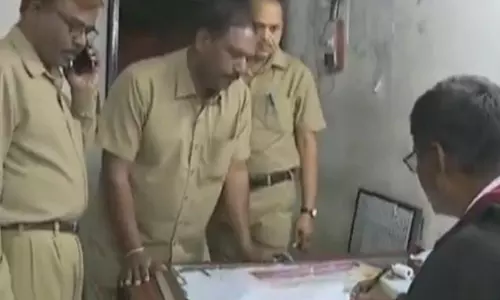 డ్యూటీలకు హాజరవుతున్న ఆర్టీసీ కార్మికులు