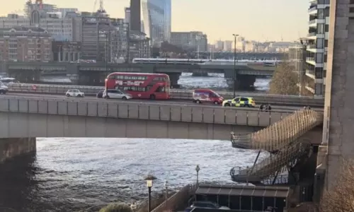 లండన్ బ్రిడ్జ్ మీద ఉగ్రదాడి.. రికార్డైన దృశ్యాలు లండన్ బ్రిడ్జ్ మీద ఉగ్రదాడి.. రికార్డైన దృశ్యాలు