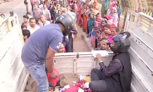 హెల్మెట్లు ధరించి ఉల్లి అమ్మకం..ఎందుకో తెలుసా? హెల్మెట్లు ధరించి ఉల్లి అమ్మకం..ఎందుకో తెలుసా?