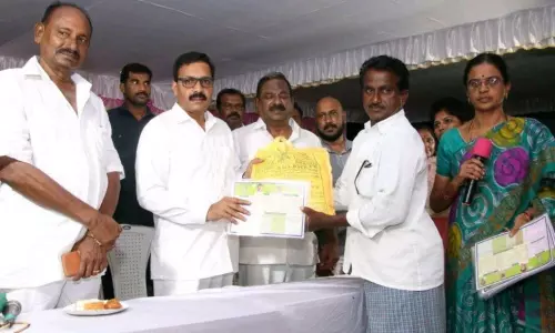 రైతులకు ఎరువుల పంపిణీ చేసిన ఎమ్మెల్యే కాకాణి