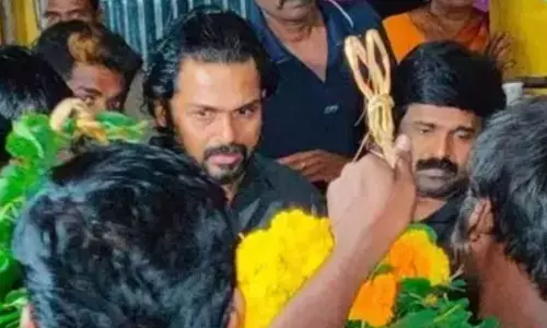 అభిమాని మరణ వార్త విని కన్నీళ్లు పెట్టిన కార్తి అభిమాని మరణ వార్త విని కన్నీళ్లు పెట్టిన కార్తి