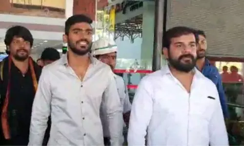 శ్రీకర్ భరత్ కు ఎయిర్ పోర్ట్ లో ఘనస్వాగతం