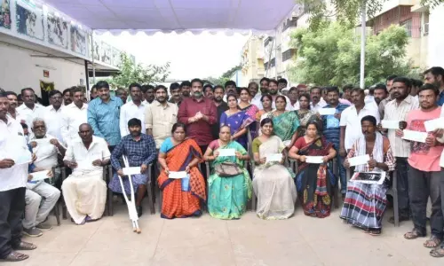 ముఖ్యమంత్రి సహాయ నిధి చెక్కులను అందచేసిన ఎమ్మెల్యే