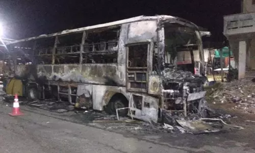 నల్గొండ జిల్లాలో ప్రైవేట్‌ ట్రావెల్స్‌ బస్సు దగ్ధం