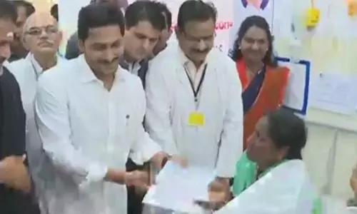 వైఎస్సార్ ఆరోగ్యశ్రీ ఆసరా ప్రారంభించిన సీఎం జగన్ వైఎస్సార్ ఆరోగ్యశ్రీ ఆసరా ప్రారంభించిన సీఎం జగన్