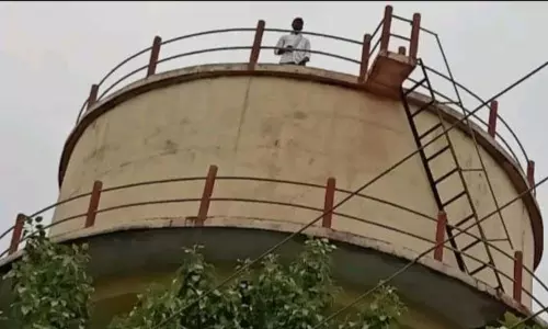 వాటర్ ట్యాంక్ ఎక్కి నిరసన