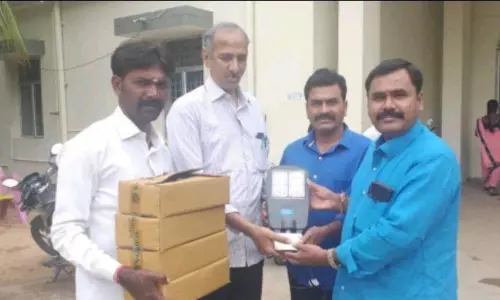 ప్రభుత్వ ఆసుపత్రికి ఎల్ఈడీ లైట్లు వితరణ