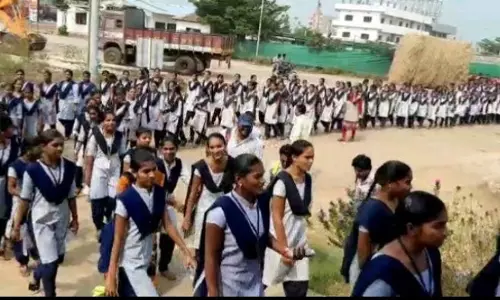 దిశ అత్యాచారాన్ని నిరసిస్తూ విద్యార్థినీలు భారీ ర్యాలీ