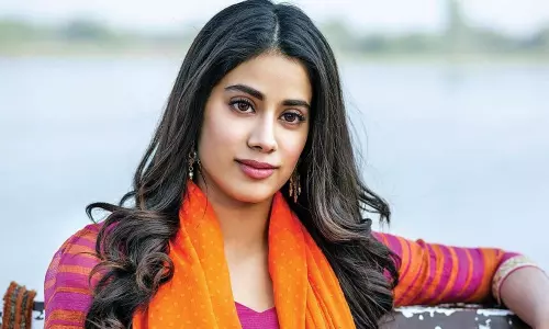 కుర్రాళ్ల మ‌తి పోగొడుతున్న జాన్వి కపూర్..