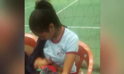 వైరల్ : అమ్మ మనస్సు ..ఆట మధ్యలో బిడ్డకు పాలిచ్చిన ప్లేయర్ వైరల్ : అమ్మ మనస్సు ..ఆట మధ్యలో బిడ్డకు పాలిచ్చిన ప్లేయర్