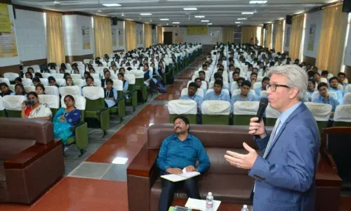 వీసాల కోసం కన్సల్టెన్సీలను నమ్మవద్దు