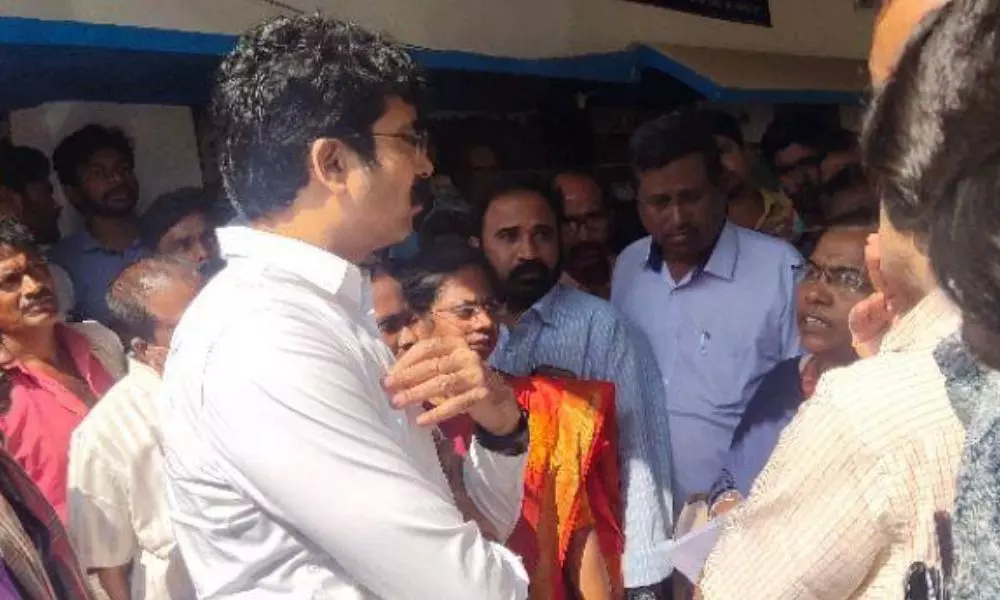 గ్రామా సచివాలయంను పరిశీలించిన జిల్లా కలెక్టర్ గ్రామా సచివాలయంను పరిశీలించిన జిల్లా కలెక్టర్