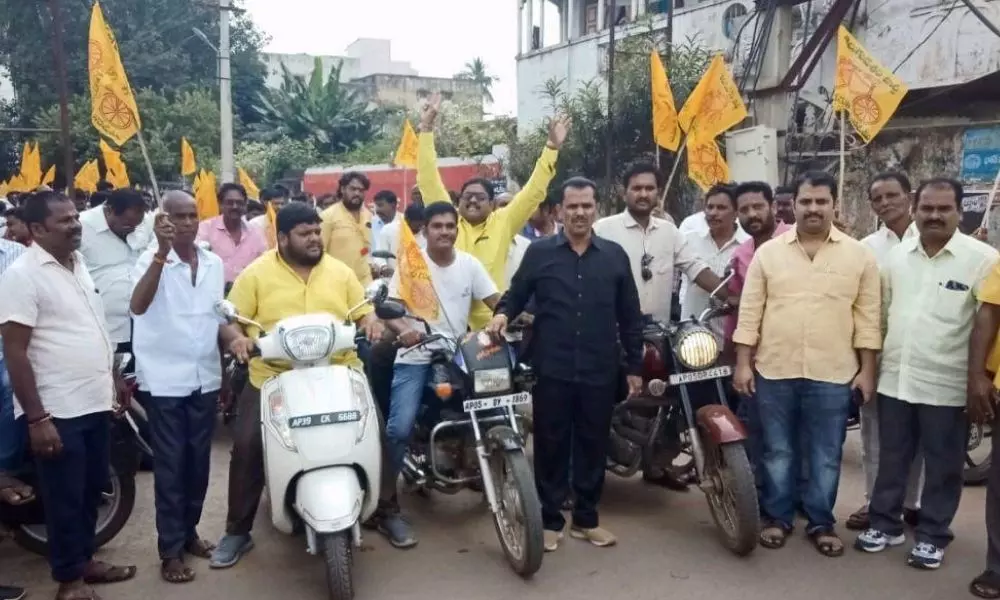 ఆర్టీసీ చార్జీలు పెంపుదల నిరసిస్తూ టీడీపీ శ్రేణులు ఆందోళన ఆర్టీసీ చార్జీలు పెంపుదల నిరసిస్తూ టీడీపీ శ్రేణులు ఆందోళన