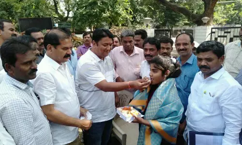 ప్రభుత్వ విప్ దాస్యం వినయ్ భాస్కర్ 50 వేల ఆర్దిక సహాయం