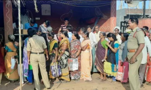 ఉల్లి విక్రయాలకు పోలీసుల రక్షణ