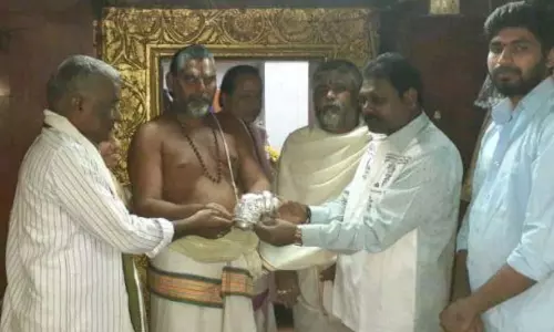 ఉపమాక వెంకన్న ఆలయానికి వెండి కిరీటం బహూకరణ