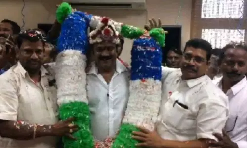 కో-ఆపరేటివ్ సెంట్రల్ బ్యాంకు చైర్మన్ గా యార్లగడ్డ వెంకట్రావు