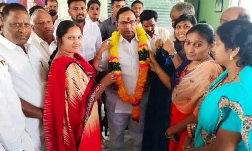 మహిళా వాలంటరీలు ఎమ్మెల్యే శంబంగికి సన్మానం