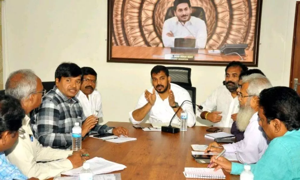 నగరంలో అభివృద్ధి పనులు త్వరితగతిన చేపట్టాలి: మంత్రి అనిల్ కుమార్ యాదవ్ నగరంలో అభివృద్ధి పనులు త్వరితగతిన చేపట్టాలి: మంత్రి అనిల్ కుమార్ యాదవ్