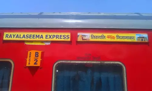 రాయలసీమ ఎక్స్ప్రెస్కు తప్పిన ప్రమాదం రాయలసీమ ఎక్స్ప్రెస్కు తప్పిన ప్రమాదం