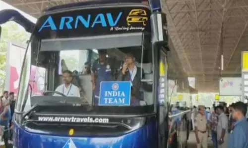 విశాఖ చేరుకున్న రెండు జట్లు విశాఖ చేరుకున్న రెండు జట్లు