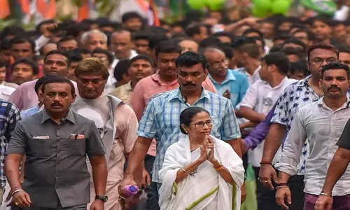 మోదీ సర్కార్కు సవాల్ విసిరిన మమతా బెనర్జీ మోదీ సర్కార్కు సవాల్ విసిరిన మమతా బెనర్జీ